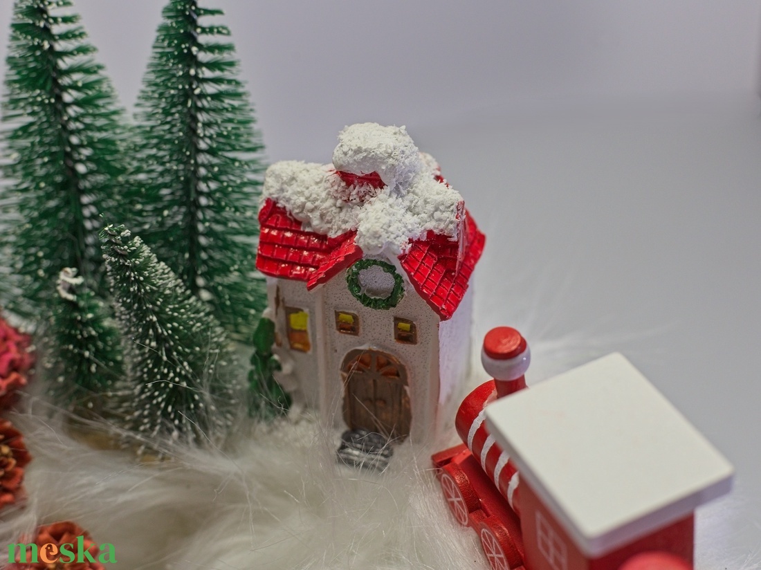 Piros-Fehér Adventi Koszorú Vonattal és Havas Faluval  Mesebeli Kézműves Téli Dekoráció - karácsony - adventi díszek - adventi gyertyadíszek és koszorúdíszek - Meska.hu