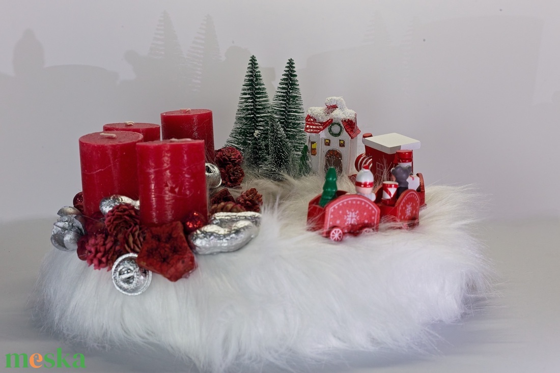 Piros-Fehér Adventi Koszorú Vonattal és Havas Faluval  Mesebeli Kézműves Téli Dekoráció - karácsony - adventi díszek - adventi gyertyadíszek és koszorúdíszek - Meska.hu