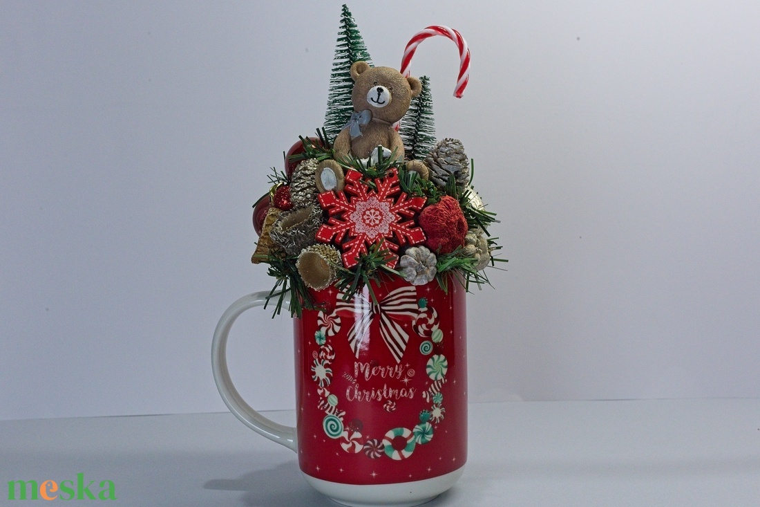 Kézműves Karácsonyi Bögre Dísz - Mackó és Cukorkabot - karácsony - karácsonyi lakásdekoráció - ünnepi asztaldekoráció - Meska.hu
