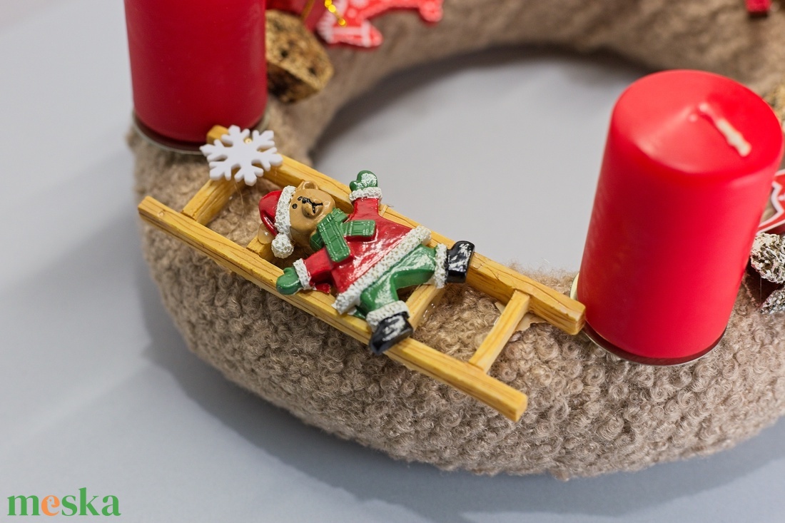 Kézzel Készített Adventi Koszorú - Piros Gyertyákkal és Játékos Figurákkal - karácsony - adventi díszek - adventi asztaldísz - Meska.hu