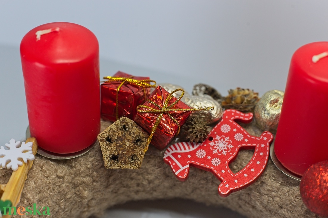 Kézzel Készített Adventi Koszorú - Piros Gyertyákkal és Játékos Figurákkal - karácsony - adventi díszek - adventi asztaldísz - Meska.hu