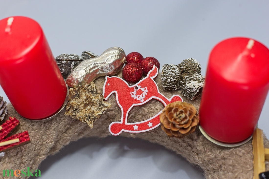 Kézzel Készített Adventi Koszorú - Piros Gyertyákkal és Játékos Figurákkal - karácsony - adventi díszek - adventi asztaldísz - Meska.hu