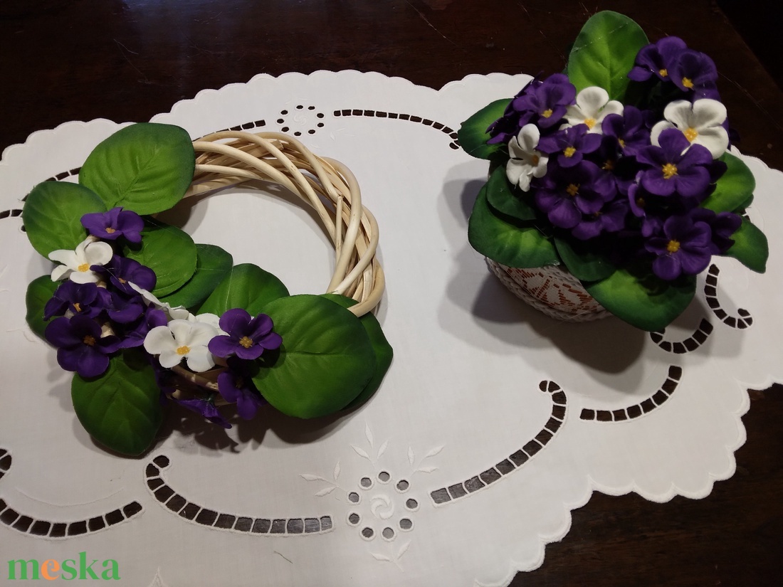 Tavaszi ibolyás  asztali dísz + kopogtatóval,  madeirás terítővel. - otthon & életmód - dekoráció - asztal és polc dekoráció - asztaldísz - Meska.hu