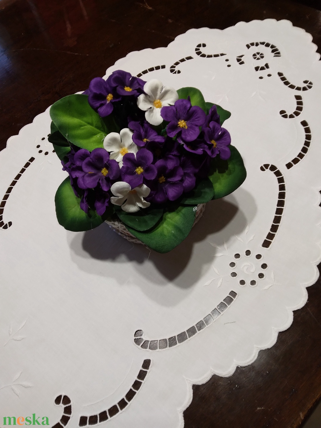 Tavaszi ibolyás  asztali dísz + kopogtatóval,  madeirás terítővel. - otthon & életmód - dekoráció - asztal és polc dekoráció - asztaldísz - Meska.hu