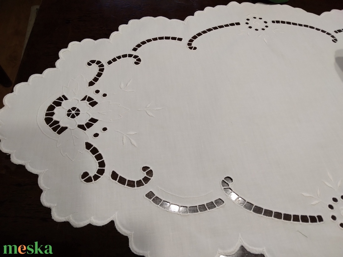 Tavaszi ibolyás  asztali dísz + kopogtatóval,  madeirás terítővel. - otthon & életmód - dekoráció - asztal és polc dekoráció - asztaldísz - Meska.hu