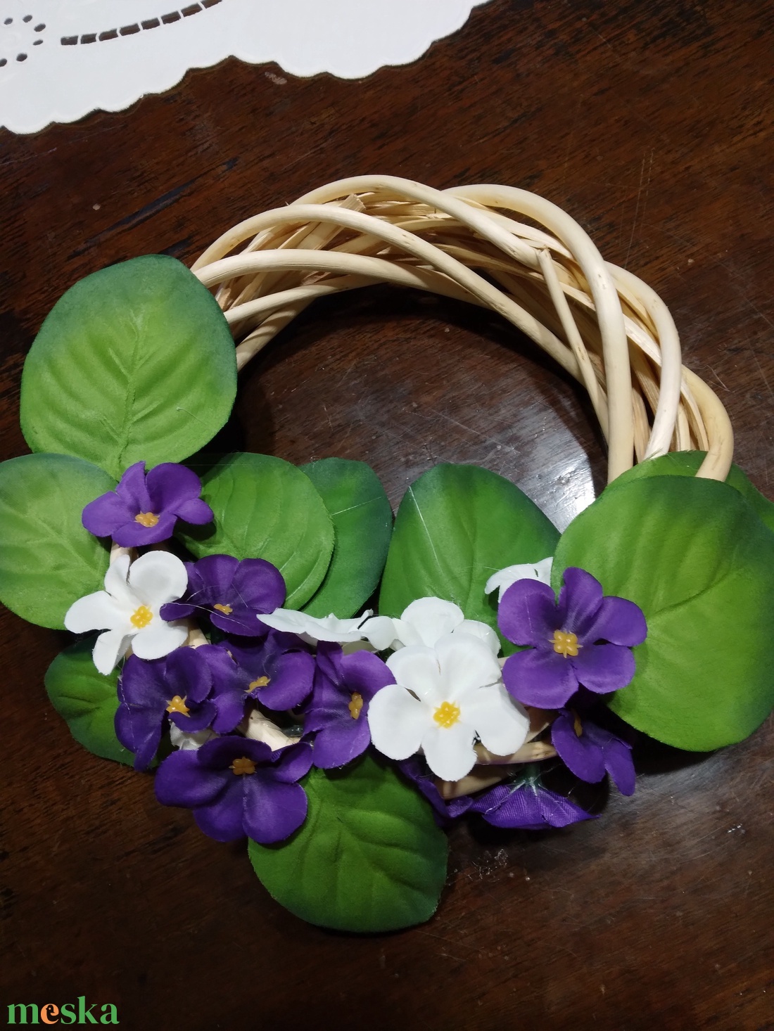 Tavaszi ibolyás  asztali dísz + kopogtatóval,  madeirás terítővel. - otthon & életmód - dekoráció - asztal és polc dekoráció - asztaldísz - Meska.hu