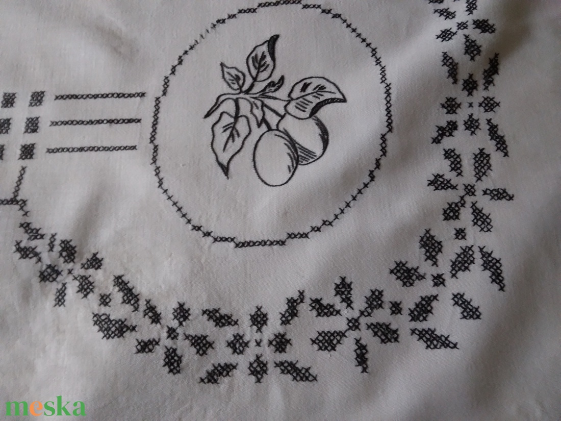 Hímzett asztal terítő - otthon & életmód - lakástextil - abrosz, terítő - asztalközép terítő - Meska.hu