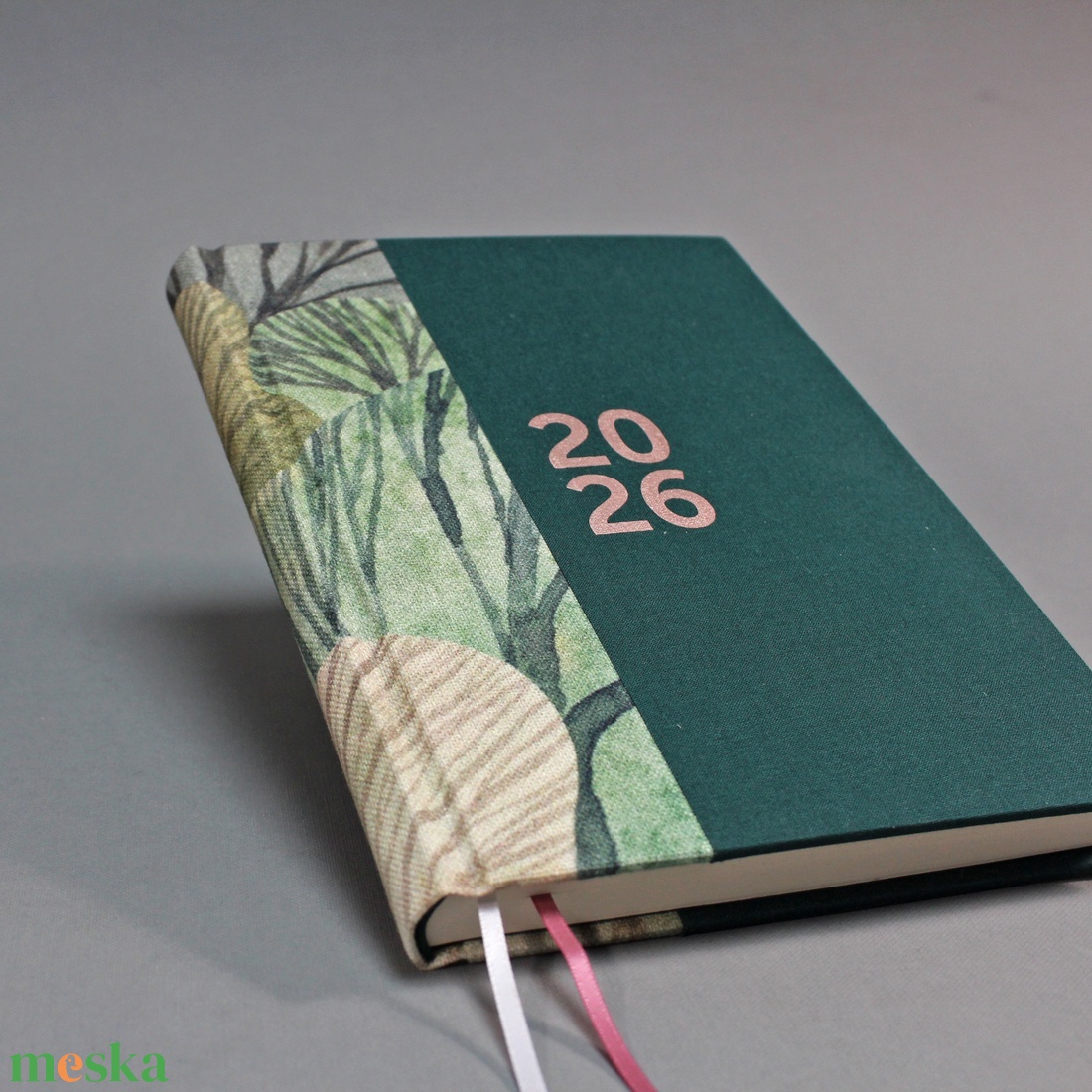 2026 heti tervező / határidőnapló - zöld vászon és famintás - matt rozé arany felirattal - otthon & életmód - papír, írószer - naptár & tervező - Meska.hu