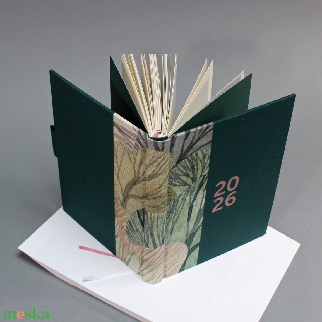 2026 heti tervező / határidőnapló - zöld vászon és famintás - matt rozé arany felirattal - otthon & életmód - papír, írószer - naptár & tervező - Meska.hu