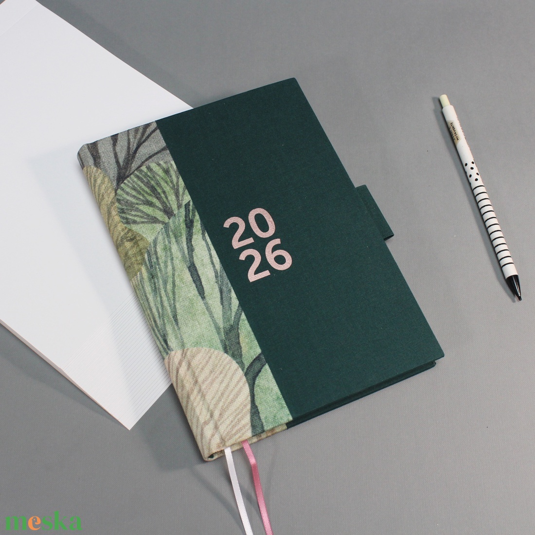 2026 heti tervező / határidőnapló - zöld vászon és famintás - matt rozé arany felirattal - otthon & életmód - papír, írószer - naptár & tervező - Meska.hu