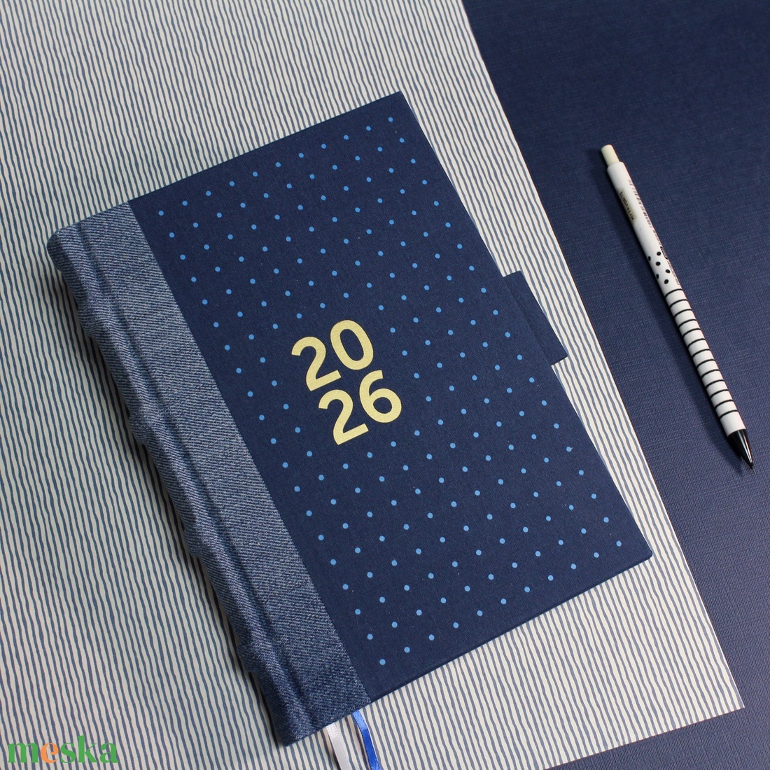 2026 heti tervező / határidőnapló - kék farmer és vászon - pöttyös - matt arany felirattal - otthon & életmód - papír, írószer - naptár & tervező - Meska.hu