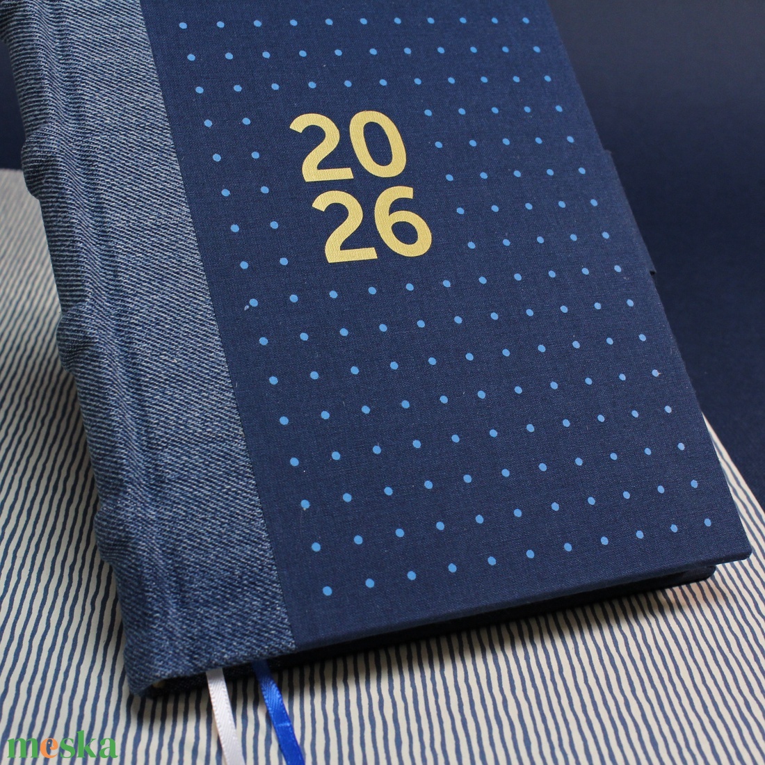 2026 heti tervező / határidőnapló - kék farmer és vászon - pöttyös - matt arany felirattal - otthon & életmód - papír, írószer - naptár & tervező - Meska.hu