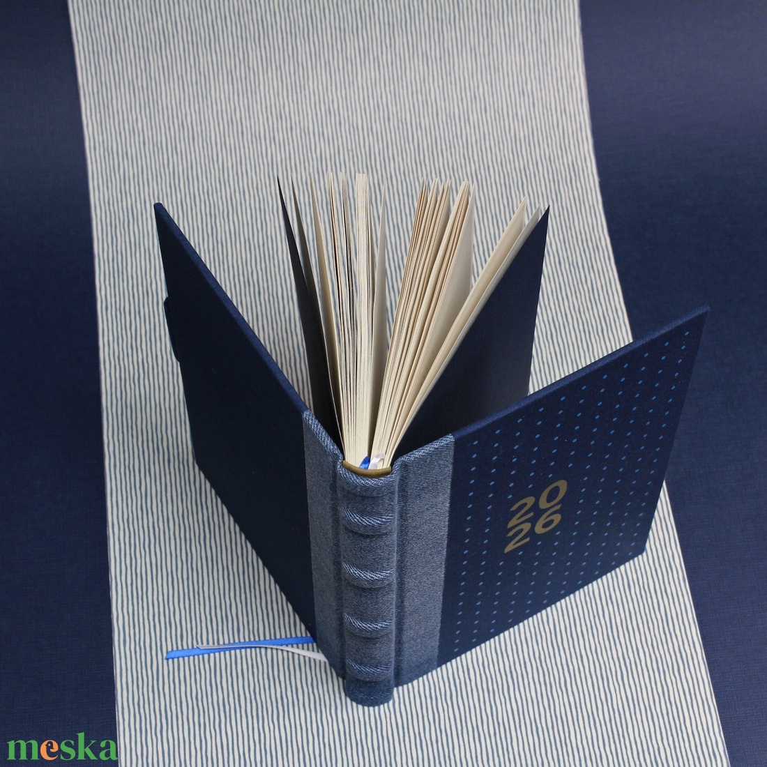 2026 heti tervező / határidőnapló - kék farmer és vászon - pöttyös - matt arany felirattal - otthon & életmód - papír, írószer - naptár & tervező - Meska.hu