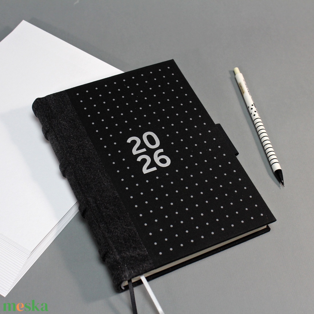 2026 heti tervező / határidőnapló - fekete farmer és vászon - pöttyös - matt ezüst felirattal - otthon & életmód - papír, írószer - naptár & tervező - Meska.hu