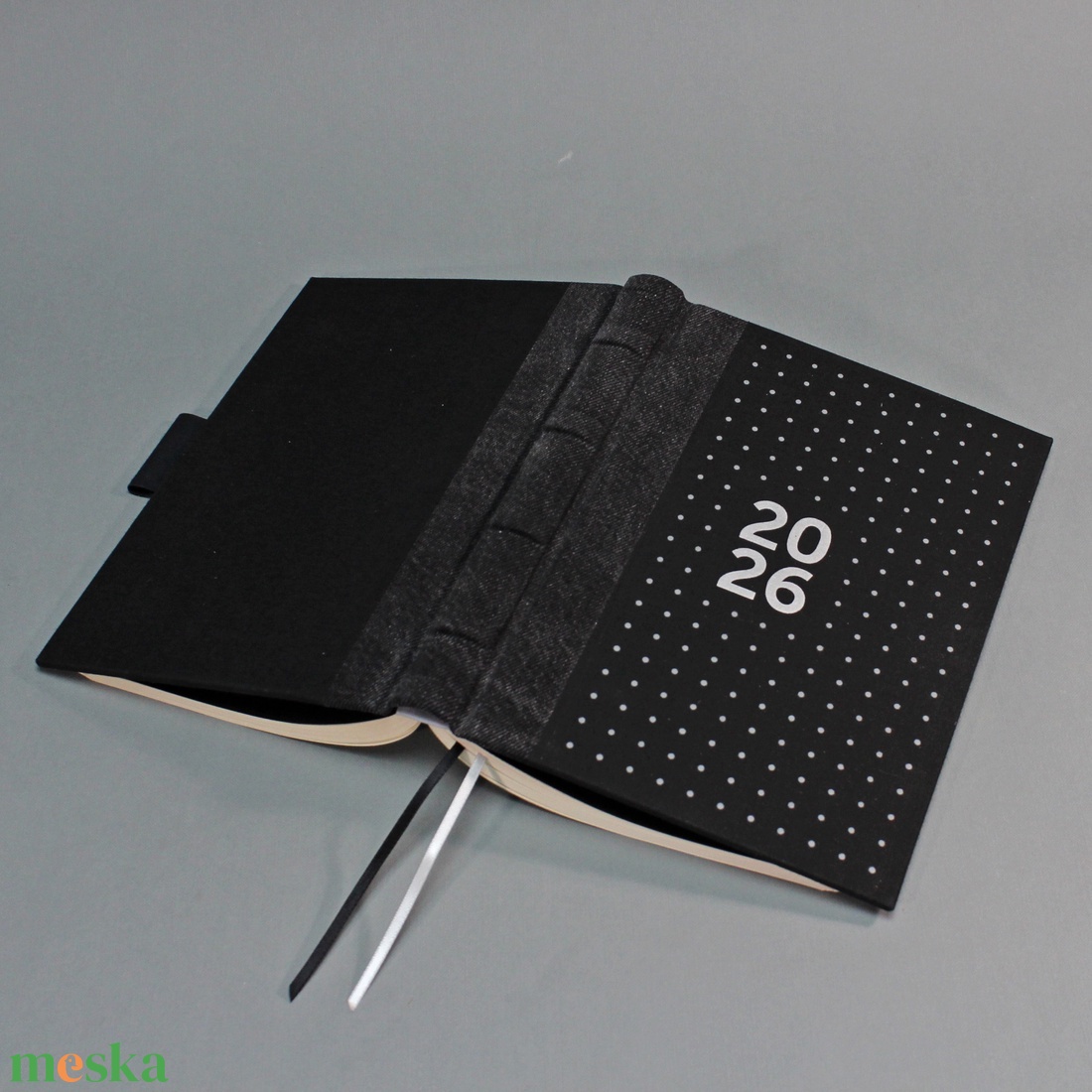 2026 heti tervező / határidőnapló - fekete farmer és vászon - pöttyös - matt ezüst felirattal - otthon & életmód - papír, írószer - naptár & tervező - Meska.hu