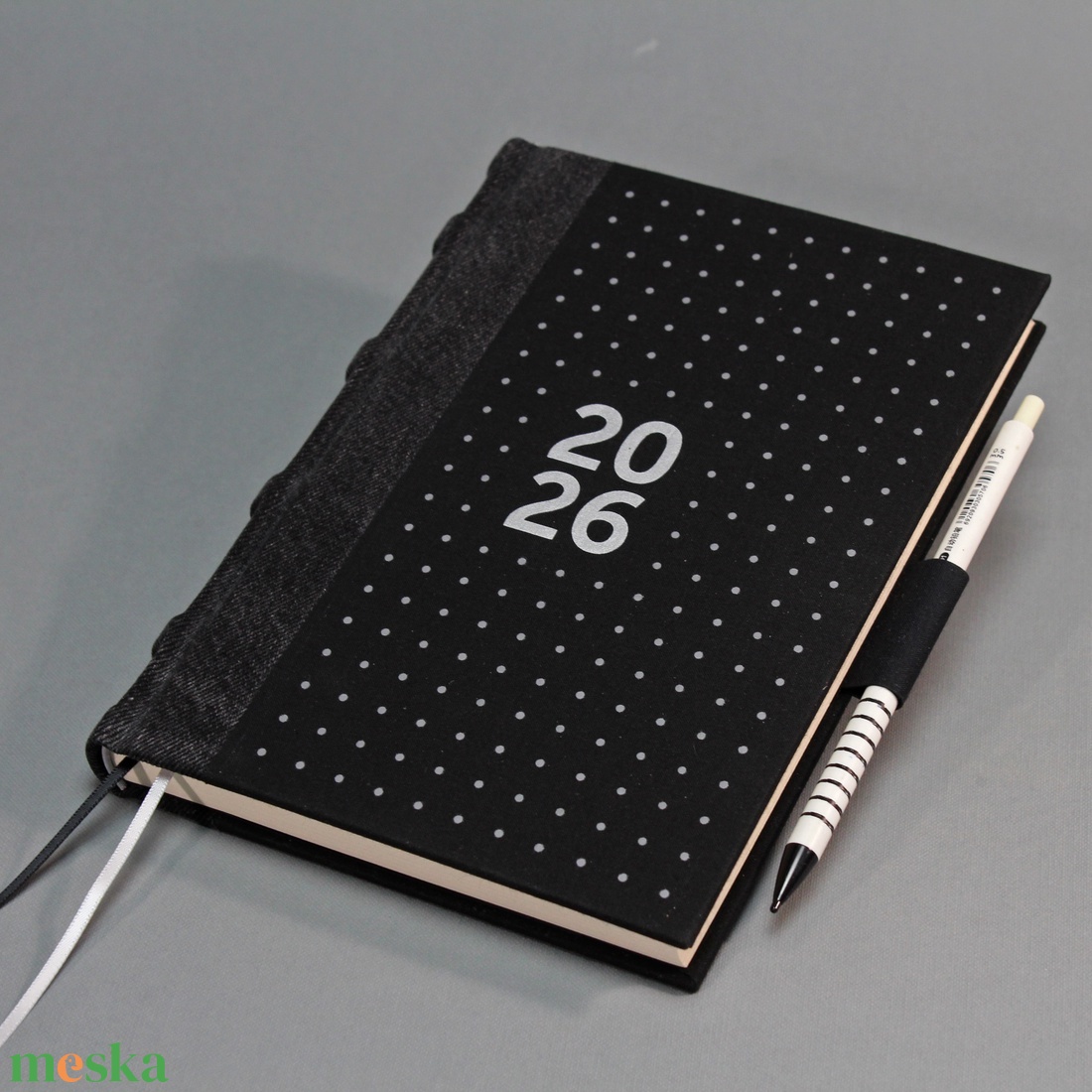 2026 heti tervező / határidőnapló - fekete farmer és vászon - pöttyös - matt ezüst felirattal - otthon & életmód - papír, írószer - naptár & tervező - Meska.hu