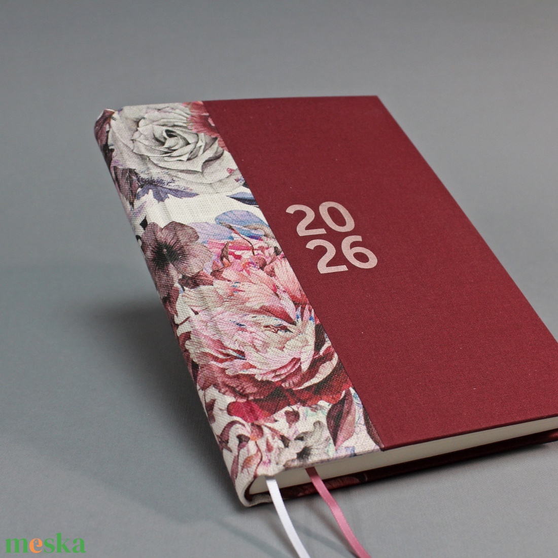 2026 heti tervező / határidőnapló - bordó vászon és virágmintás - matt rozé arany felirattal - otthon & életmód - papír, írószer - naptár & tervező - Meska.hu