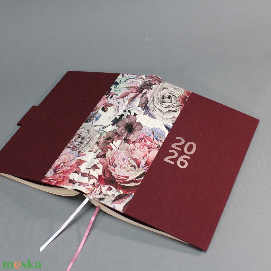 2026 heti tervező / határidőnapló - bordó vászon és virágmintás - matt rozé arany felirattal - otthon & életmód - papír, írószer - naptár & tervező - Meska.hu