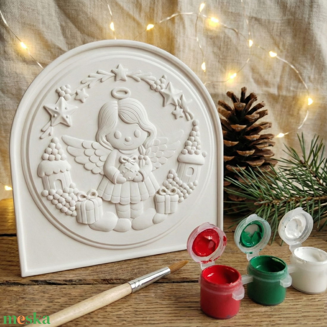 NOYA Tales Karácsonyi Őrangyal � Prémium Kifesthető kerámia-hatású Plakett (15cm) állvánnyal, öco-gyant  - karácsony - karácsonyi lakásdekoráció - karácsonyi lakásdíszek - Meska.hu