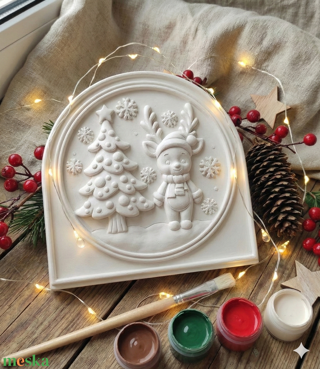 NOYA Tales Bambi Karácsonyal � Prémium Kifesthető Kerámia-hatású Plakett (15cm) állvánnyal, öco-gyant  - karácsony - karácsonyi lakásdekoráció - karácsonyi lakásdíszek - Meska.hu