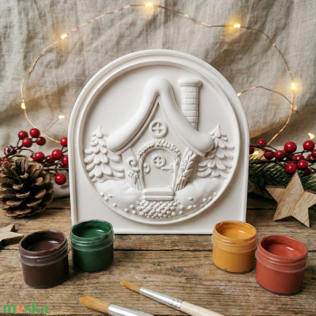 NOYA Tales Téli Menedék � Prémium Kifesthető Kerámia-hatású Plakett (15cm) állvánnyal, öco-gyant  - karácsony - karácsonyi lakásdekoráció - karácsonyi lakásdíszek - Meska.hu