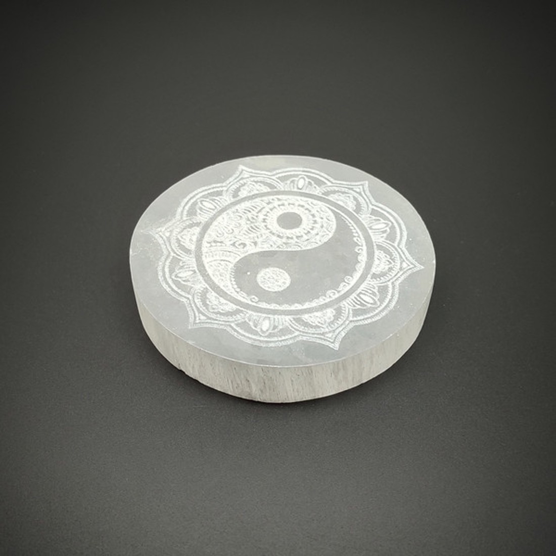 Szelenit korong yin yang mandala 8cm - kellékek & szerszámok - ásvány alapanyag - szelenit korong - Meska.hu