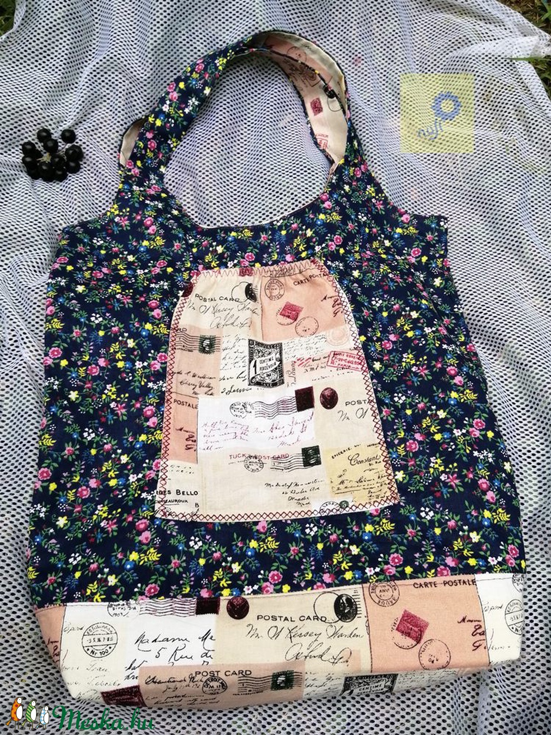 Nusi Bag -  Egyedi pamutvászon táska - Kék alapon apró színes virágos / bélyeges levelezőlapos mintával - táska & tok - kézitáska & válltáska - kézitáska - Meska.hu