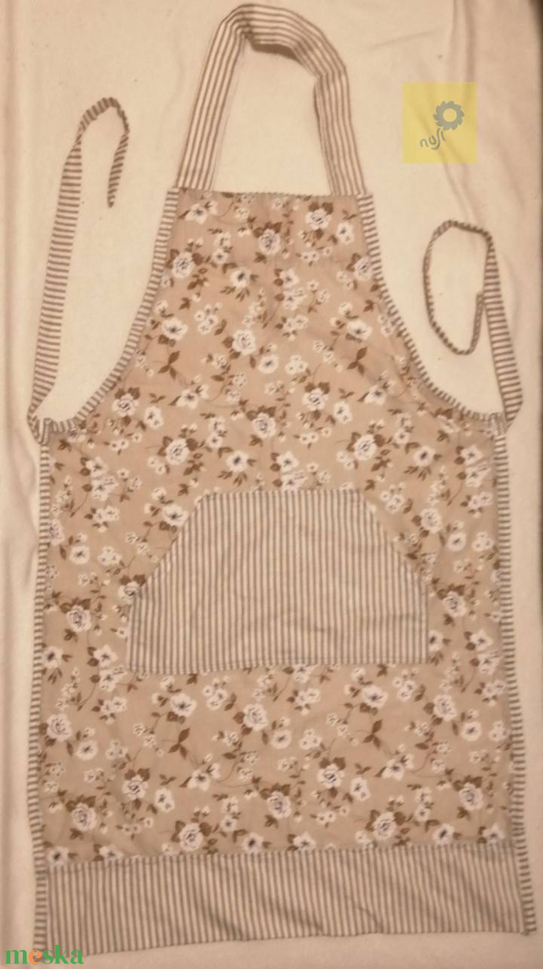 Kötény - világosbarna alapon virágos és csíkos mintás pamutvászonból II.  - otthon & életmód - konyhafelszerelés, tálalás - konyhai textil - kötény - Meska.hu