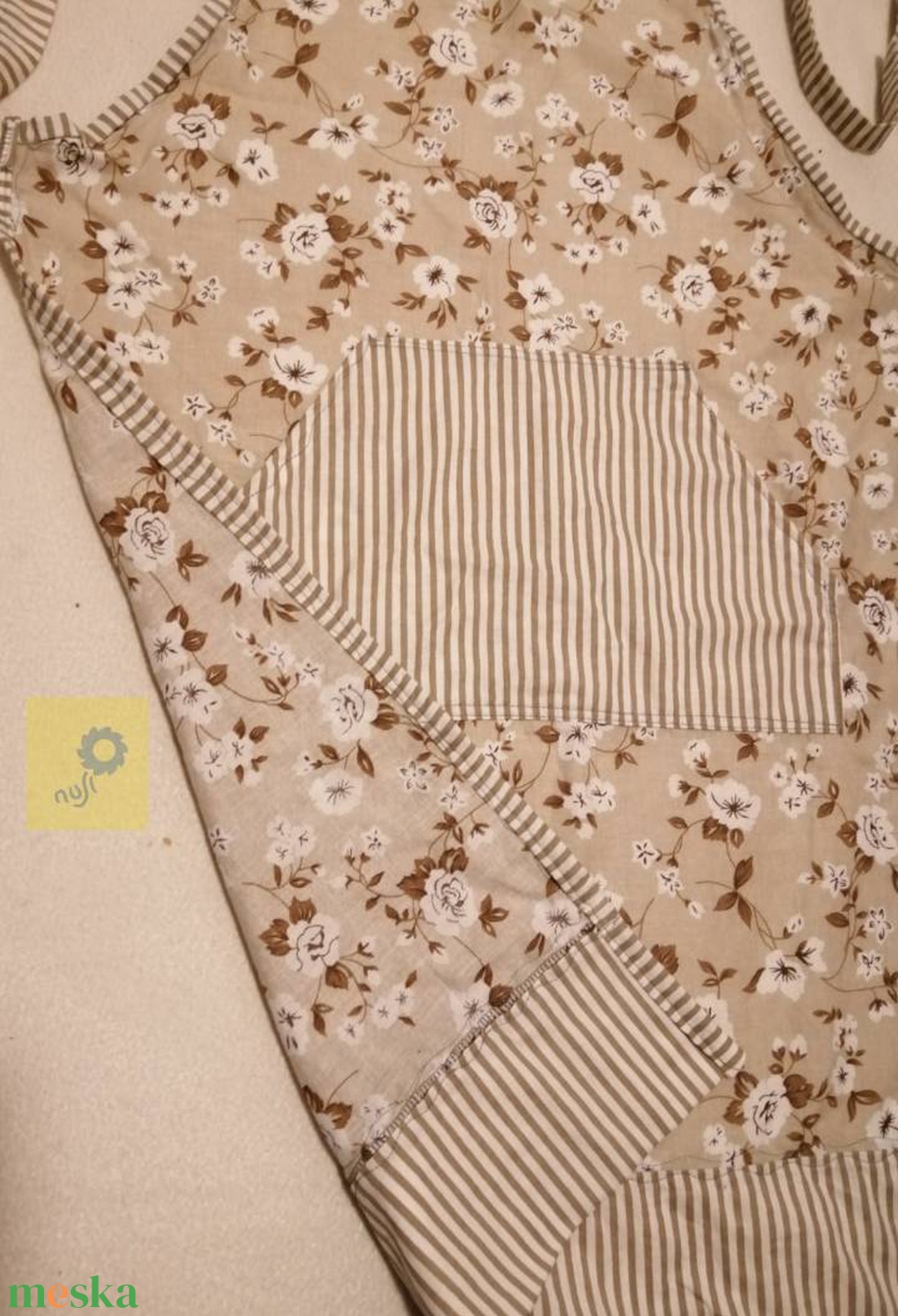 Kötény - világosbarna alapon virágos és csíkos mintás pamutvászonból II.  - otthon & életmód - konyhafelszerelés, tálalás - konyhai textil - kötény - Meska.hu