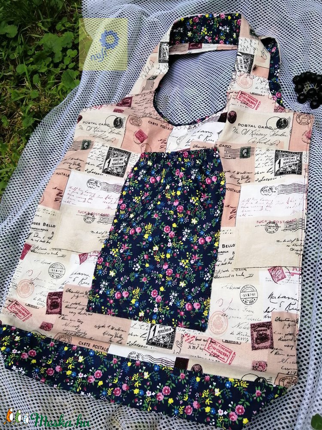 Nusi Bag -  Egyedi pamutvászon táska - Kék alapon apró színes virágos / bélyeges levelezőlapos mintával - táska & tok - kézitáska & válltáska - kézitáska - Meska.hu