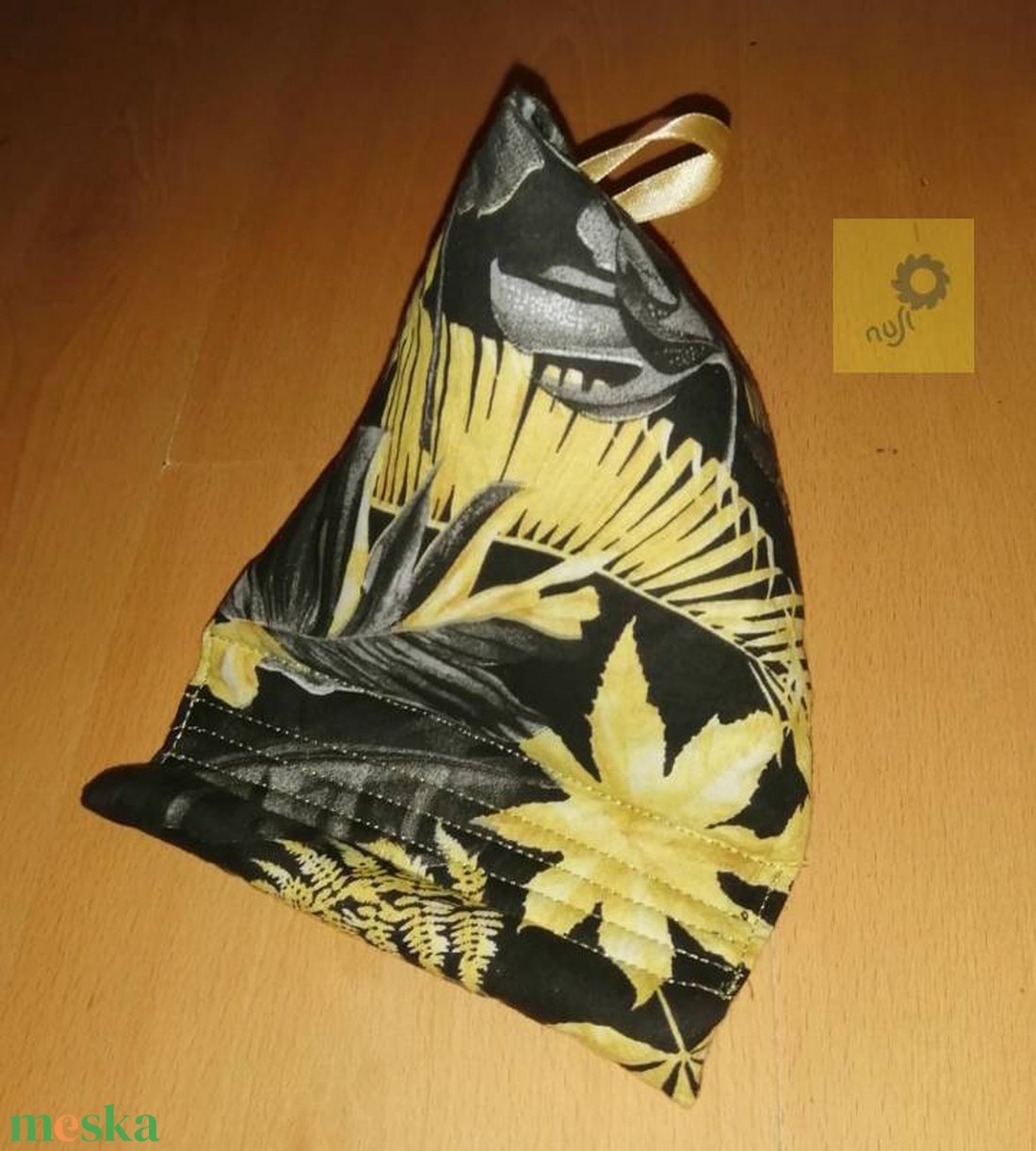 Piramis párna - mobiltelefon vagy fotó tartó, támasztó lakásdekoráció - dzsungel sorozat 3. arany leveles mintás - otthon & életmód - lakástextil - párna & párnahuzat - Meska.hu Piramis párna - mobiltelefon vagy fotó tartó, támasztó lakásdekoráció - dzsungel sorozat 3. arany leveles mintás - otthon & életmód - lakástextil - párna & párnahuzat - Meska.hu