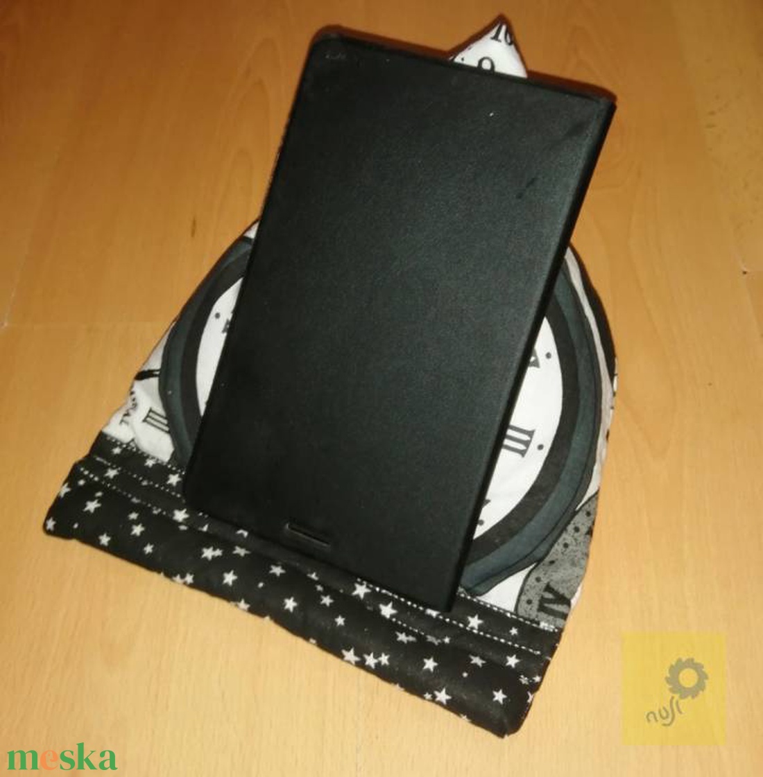 Piramis párna -Tablet, mobiltelefon vagy fotó tartó, támasztó lakásdekoráció - nagyobb méretű  óra mintás  - otthon & életmód - lakástextil - párna & párnahuzat - Meska.hu