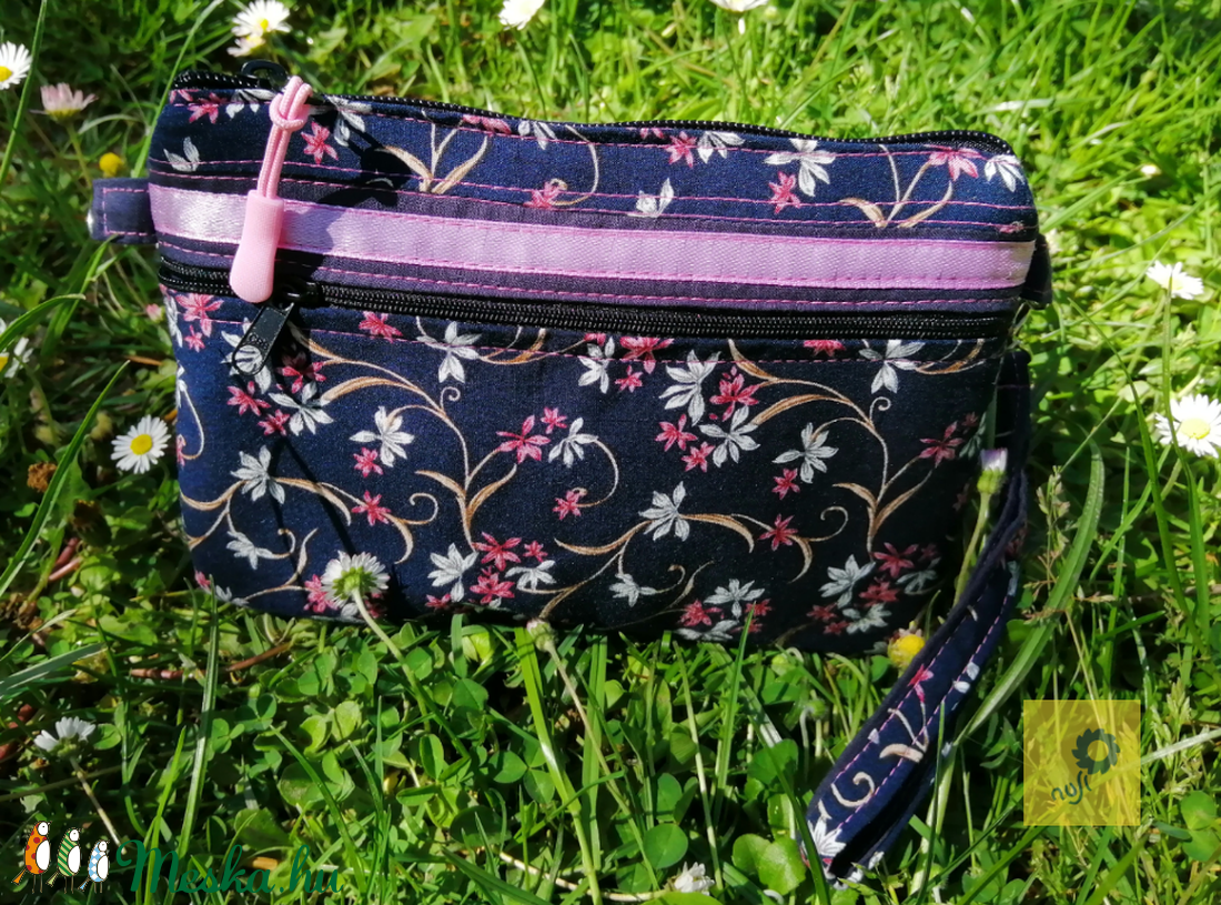 Elegáns textil kézitáska, csuklótáska, pénztárca - sötétkék indás- virágos mintával - táska & tok - pénztárca & más tok - kártyatartó & irattartó - Meska.hu