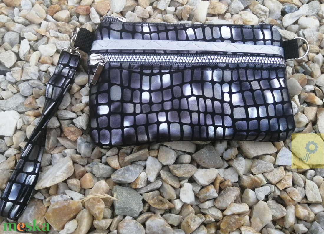 Ezüst csillogó alkalmi textil kézitáska, csuklótáska, pénztárca, mobiltelefon tartó - táska & tok - pénztárca & más tok - kártyatartó & irattartó - Meska.hu Ezüst csillogó alkalmi textil kézitáska, csuklótáska, pénztárca, mobiltelefon tartó - táska & tok - pénztárca & más tok - kártyatartó & irattartó - Meska.hu
