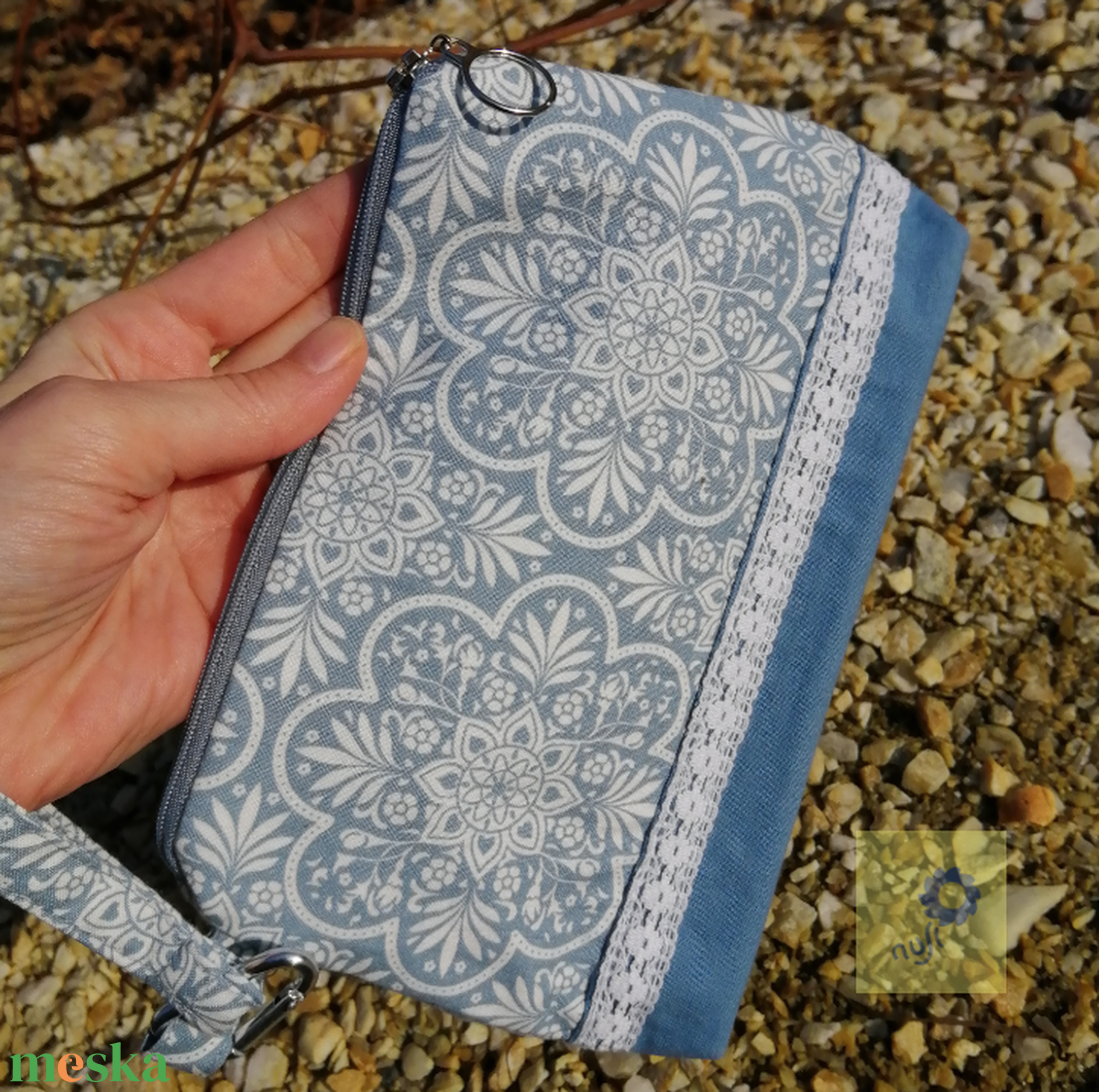 Textil neszesszer csuklópánttal - kék mandala mintás csipkeszalaggal - táska & tok - neszesszer - Meska.hu Textil neszesszer csuklópánttal - kék mandala mintás csipkeszalaggal - táska & tok - neszesszer - Meska.hu