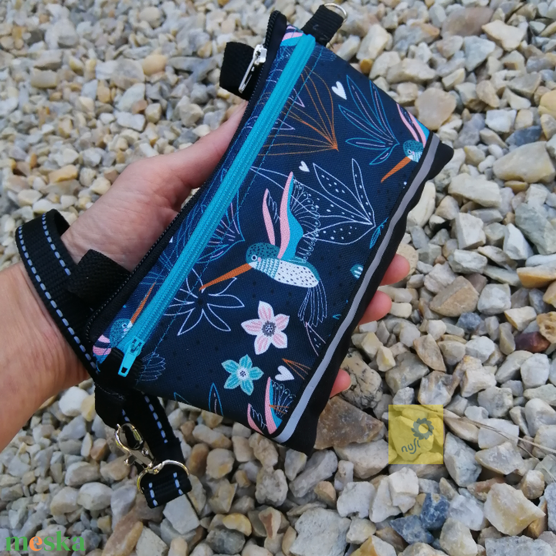 Övre vagy övbújtatóra is akasztható  kézitáska könnyű vízlepergető anyagból - sötét kolibri mintával - táska & tok - pénztárca & más tok - telefontok - Meska.hu