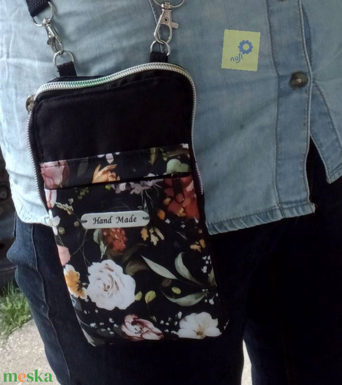 Mobiltelefon tartó keresztpántos / crossbody táska könnyű vízálló anyagból - fekete, kerti virágos mintával - táska & tok - pénztárca & más tok - telefontok - Meska.hu Mobiltelefon tartó keresztpántos / crossbody táska könnyű vízálló anyagból - fekete, kerti virágos mintával - táska & tok - pénztárca & más tok - telefontok - Meska.hu