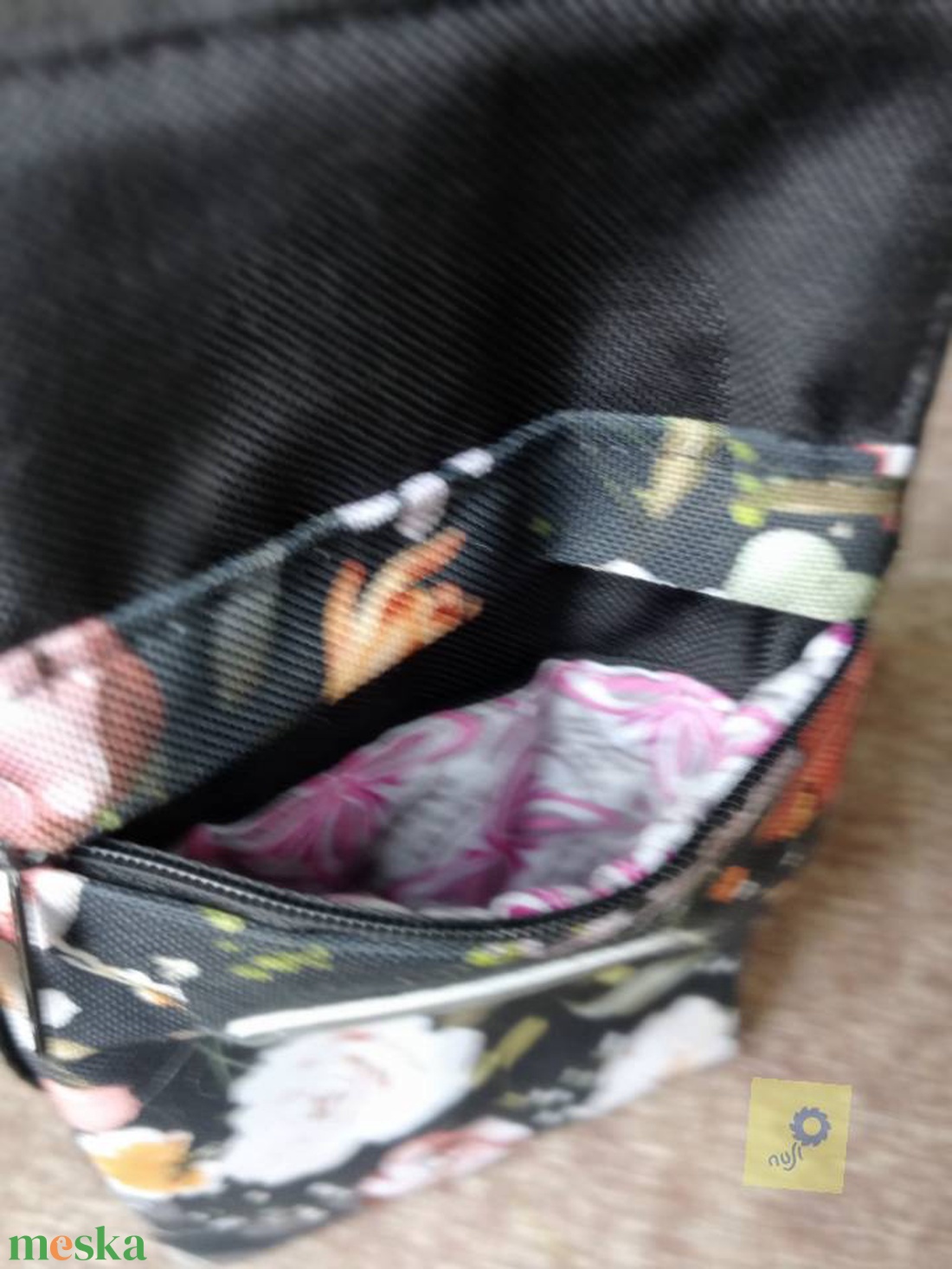 Mobiltelefon tartó keresztpántos / crossbody táska könnyű vízálló anyagból - fekete, kerti virágos mintával - táska & tok - pénztárca & más tok - telefontok - Meska.hu Mobiltelefon tartó keresztpántos / crossbody táska könnyű vízálló anyagból - fekete, kerti virágos mintával - táska & tok - pénztárca & más tok - telefontok - Meska.hu