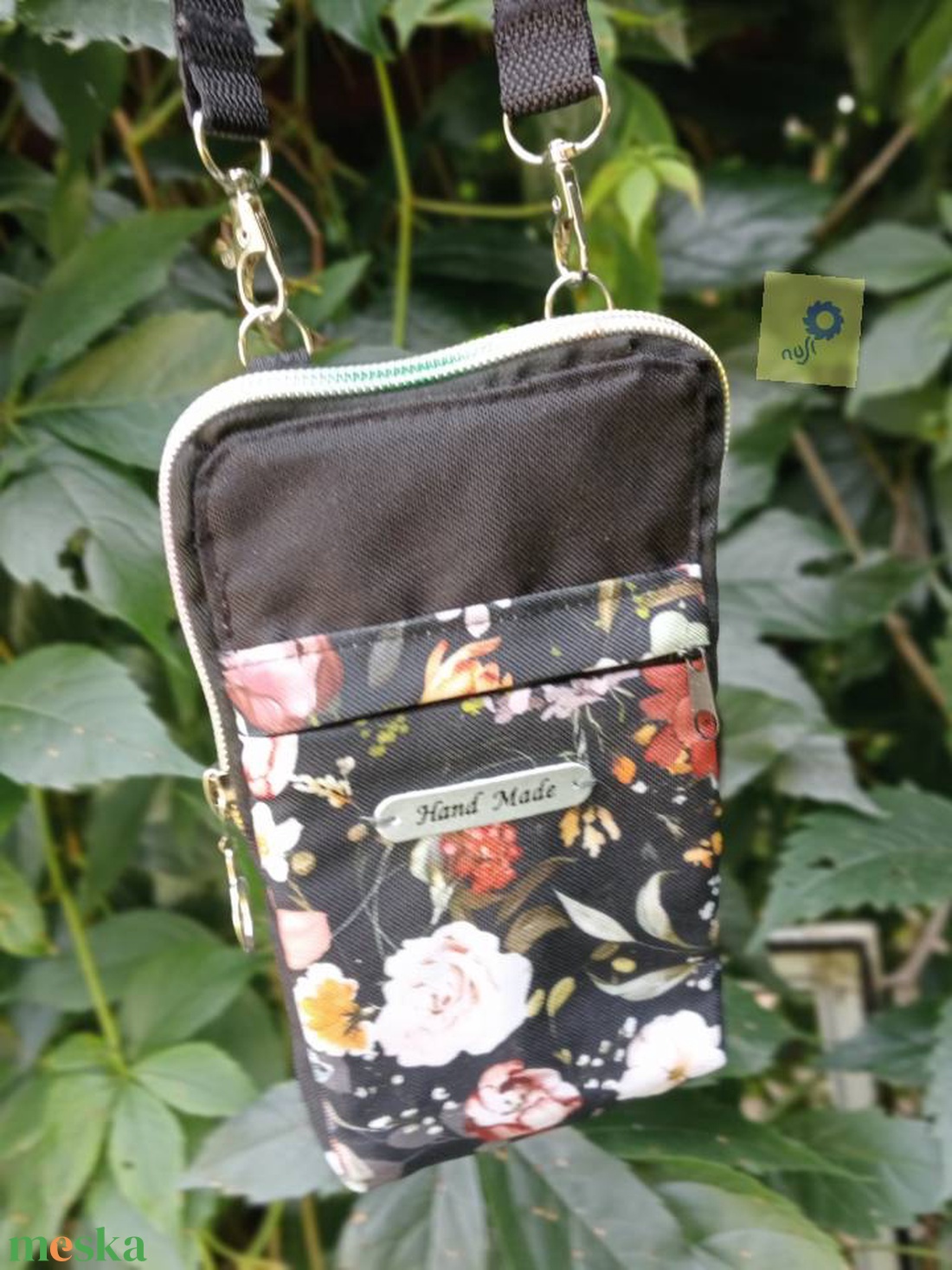 Mobiltelefon tartó keresztpántos / crossbody táska könnyű vízálló anyagból - fekete, kerti virágos mintával - táska & tok - pénztárca & más tok - telefontok - Meska.hu Mobiltelefon tartó keresztpántos / crossbody táska könnyű vízálló anyagból - fekete, kerti virágos mintával - táska & tok - pénztárca & más tok - telefontok - Meska.hu