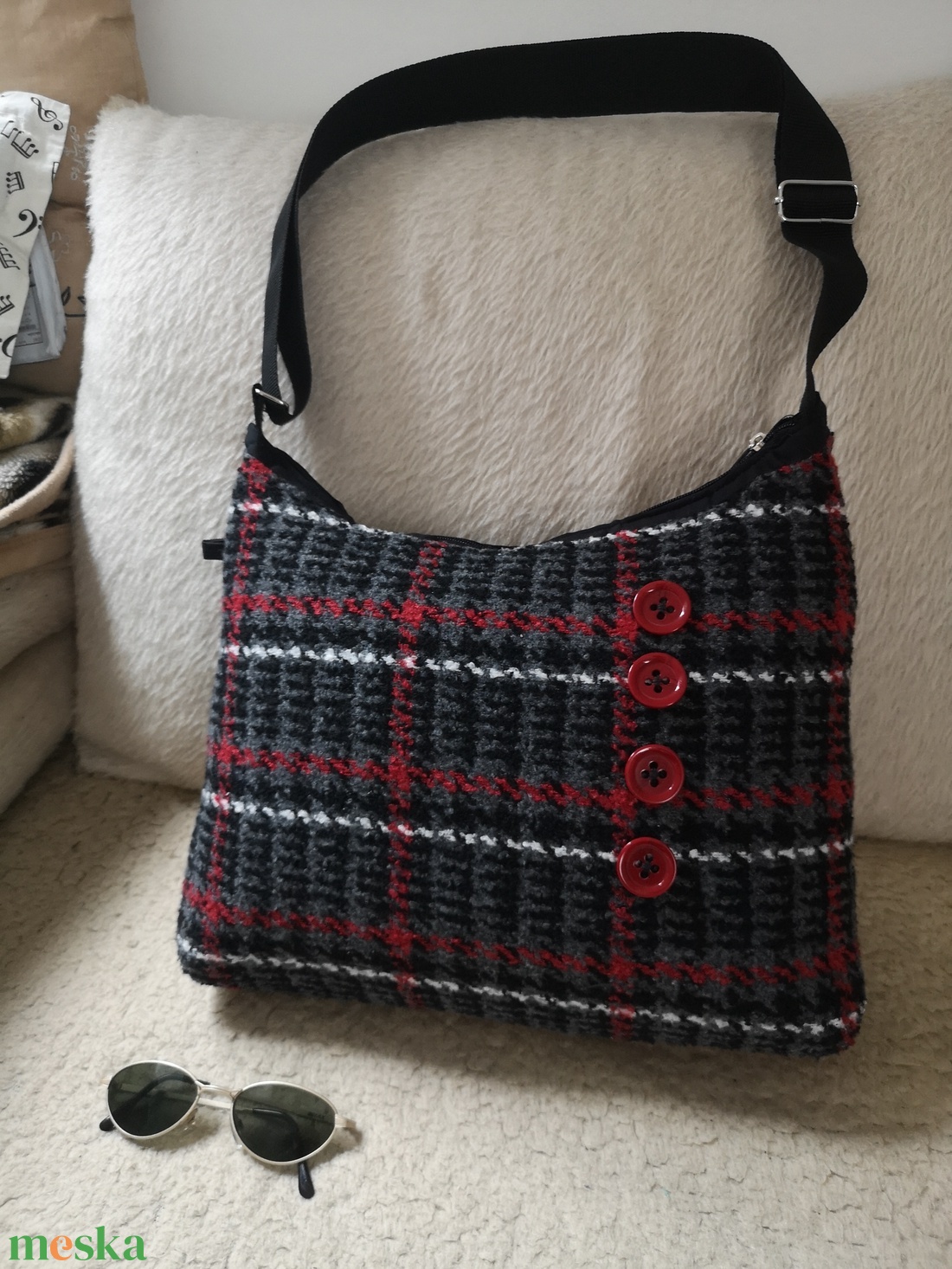 Kötött táska piros gombokkal - táska & tok - kézitáska & válltáska - vállon átvethető táska - Meska.hu