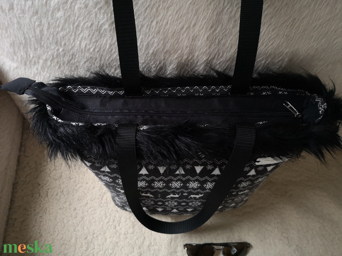 Szőrmés karácsonyi táska  - táska & tok - kézitáska & válltáska - belső rendező - Meska.hu