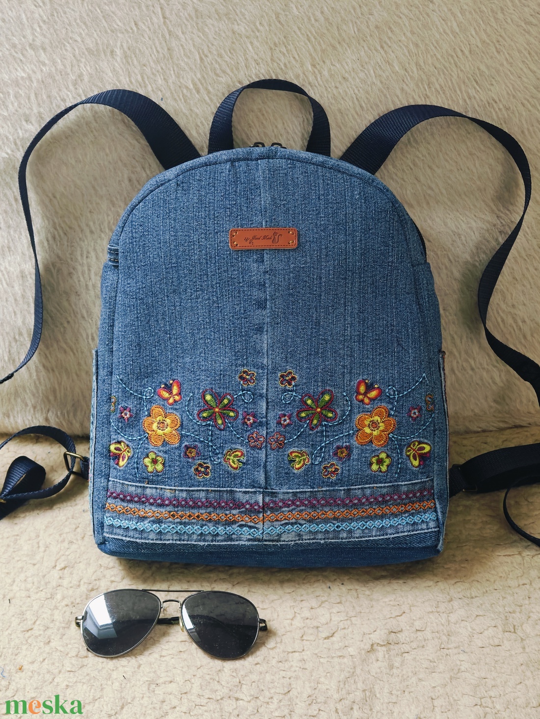 Hímzett kisebb hátizsák - táska & tok - hátizsák - hátizsák - Meska.hu