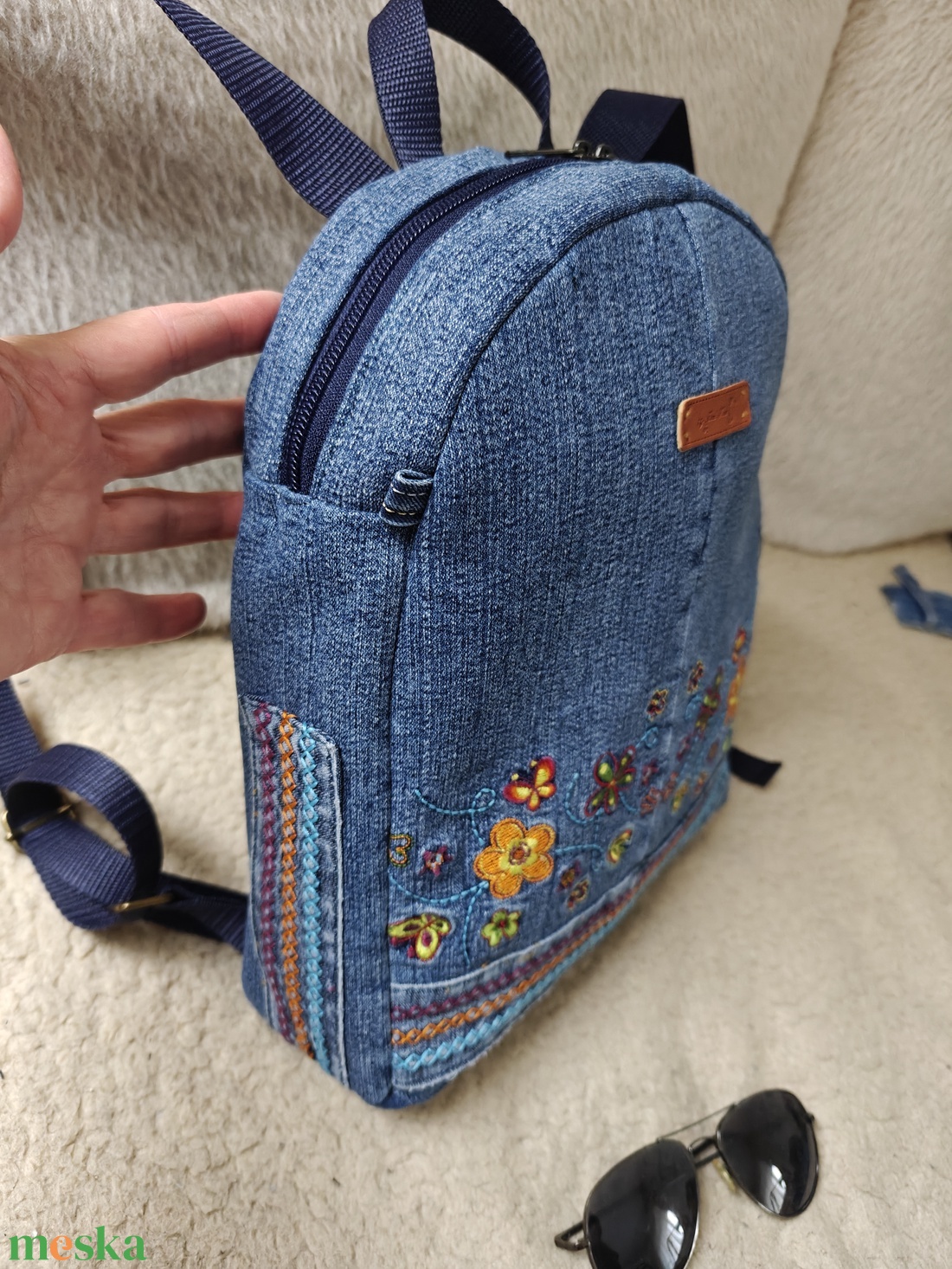 Hímzett kisebb hátizsák - táska & tok - hátizsák - hátizsák - Meska.hu