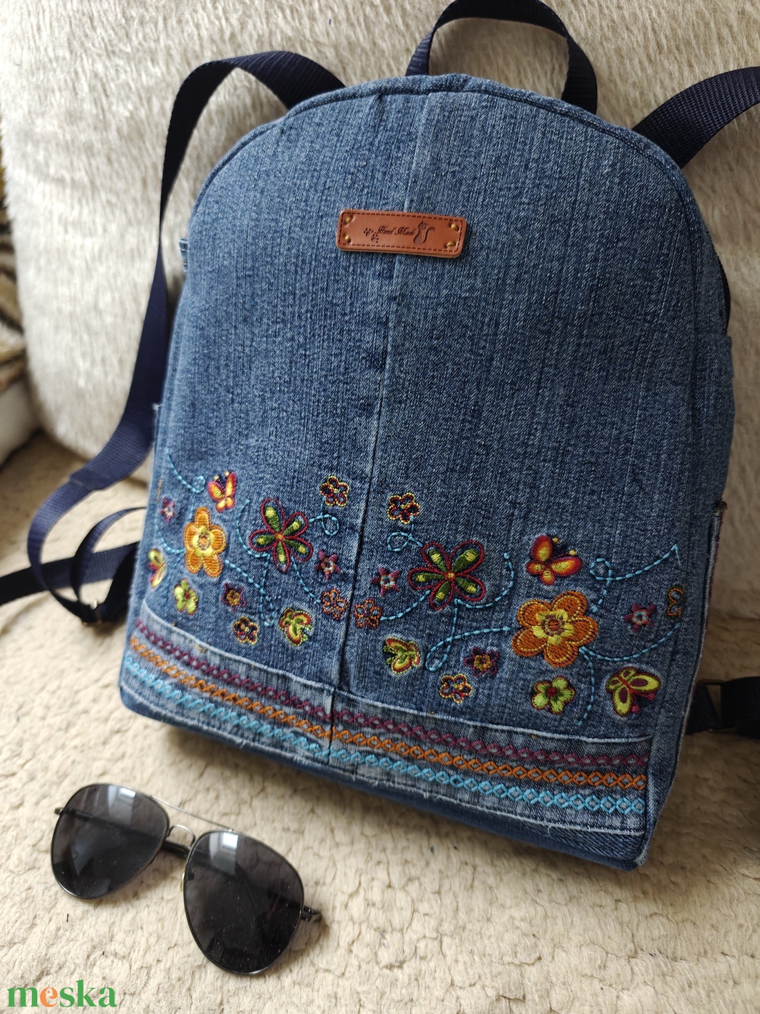 Hímzett kisebb hátizsák - táska & tok - hátizsák - hátizsák - Meska.hu
