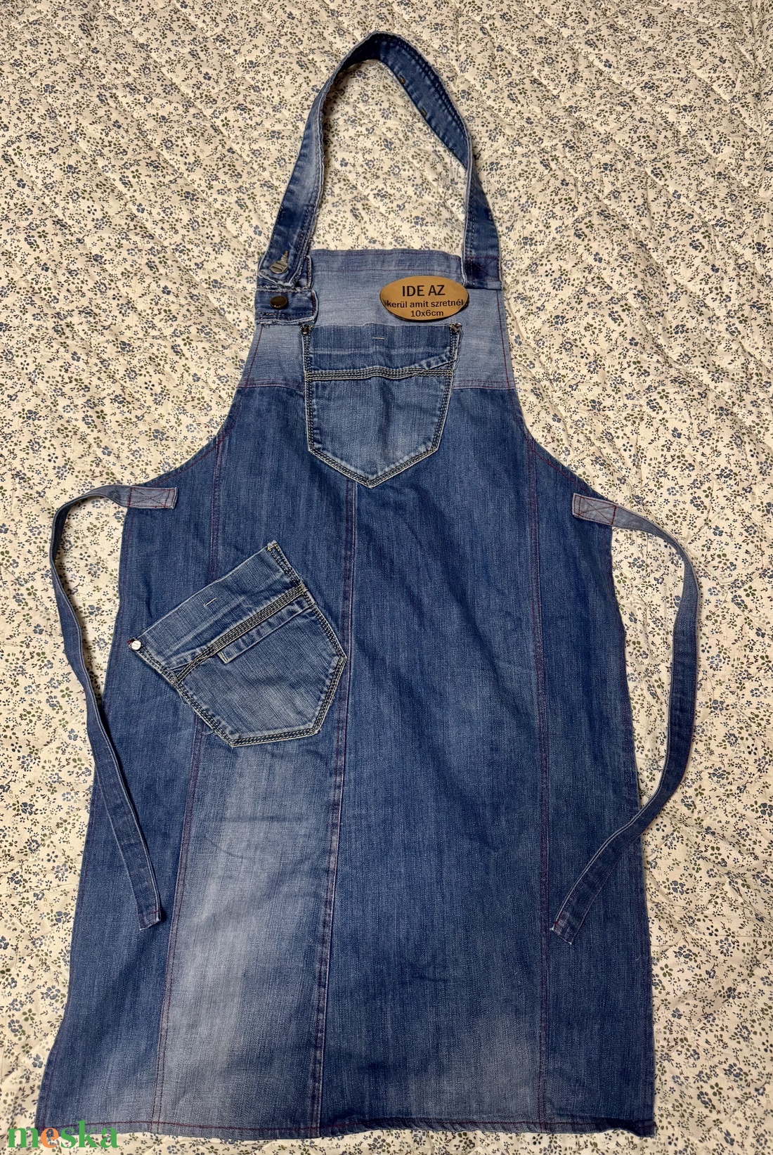 Kézzel készült, farmer kötény egyedi bőrfelvarróval - otthon & életmód - konyhafelszerelés, tálalás - konyhai textil - kötény - Meska.hu