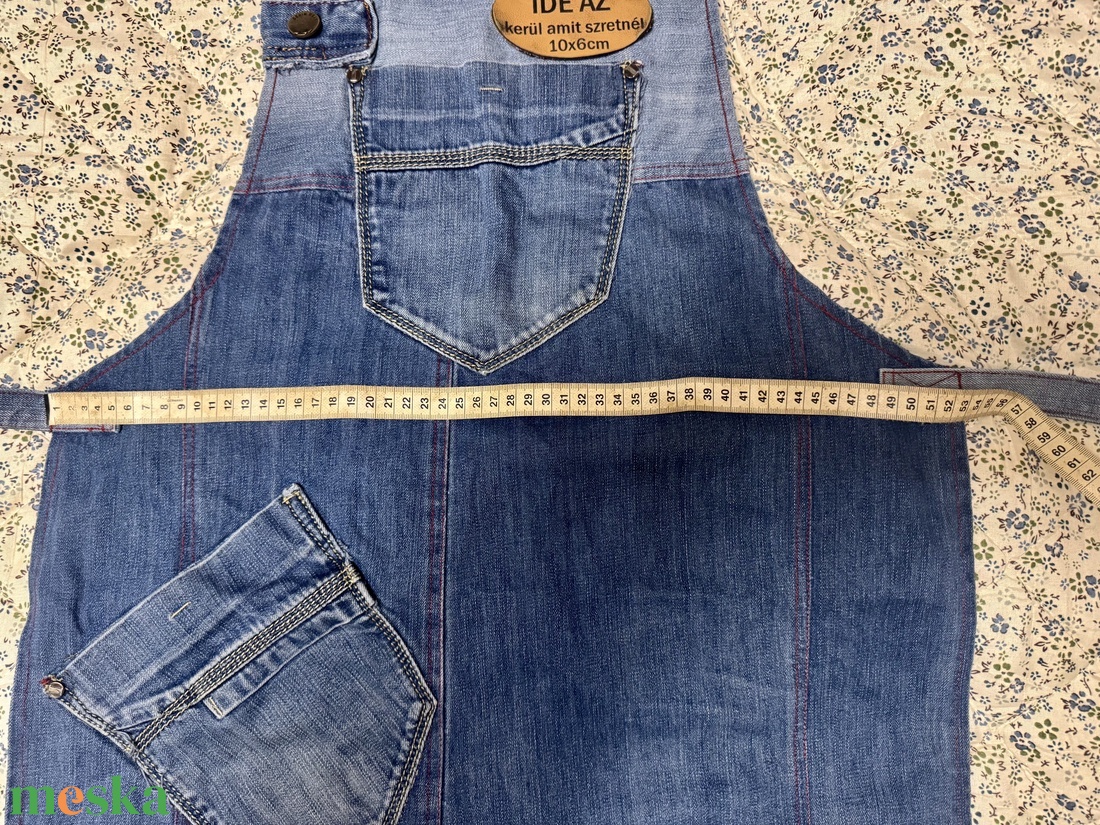 Kézzel készült, farmer kötény egyedi bőrfelvarróval - otthon & életmód - konyhafelszerelés, tálalás - konyhai textil - kötény - Meska.hu