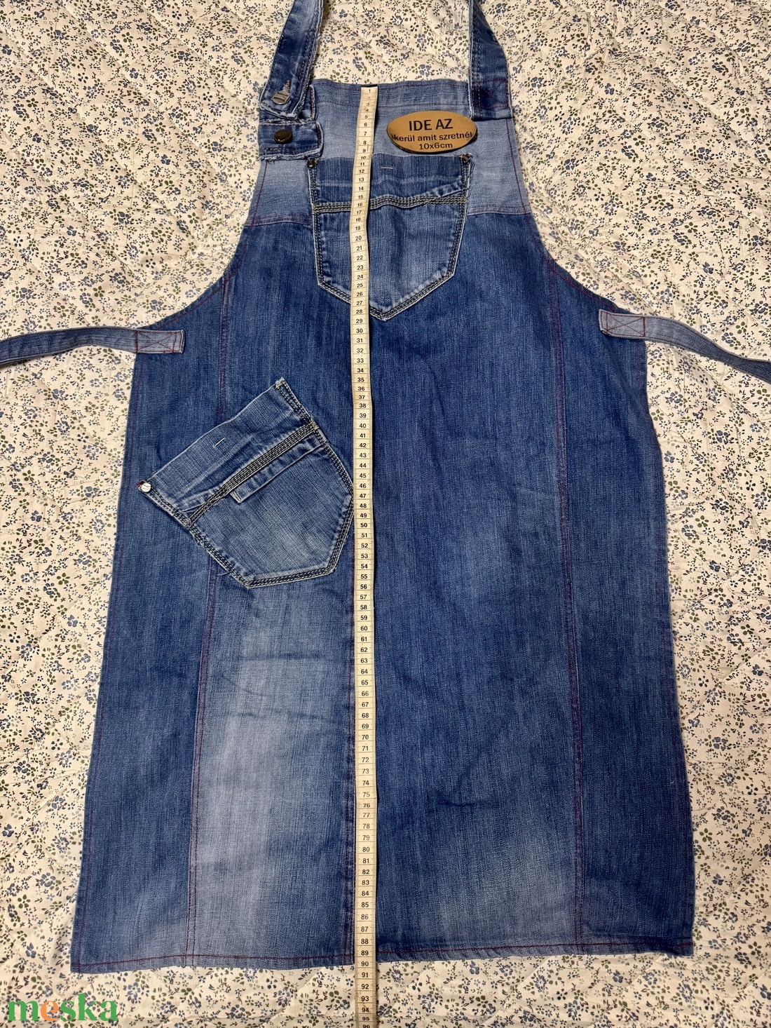 Kézzel készült, farmer kötény egyedi bőrfelvarróval - otthon & életmód - konyhafelszerelés, tálalás - konyhai textil - kötény - Meska.hu