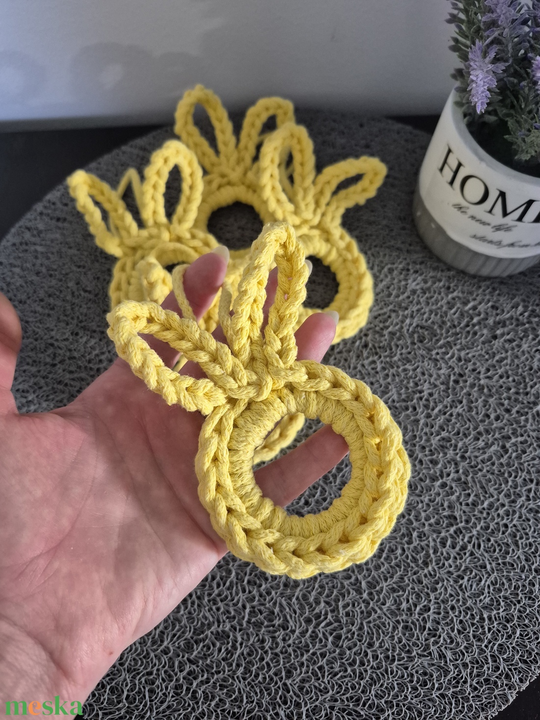 Akasztós nyuszi dísz - ünnepi díszek, dekorációk - húsvéti díszek és dekorációk - húsvéti tojásfadíszek - Meska.hu