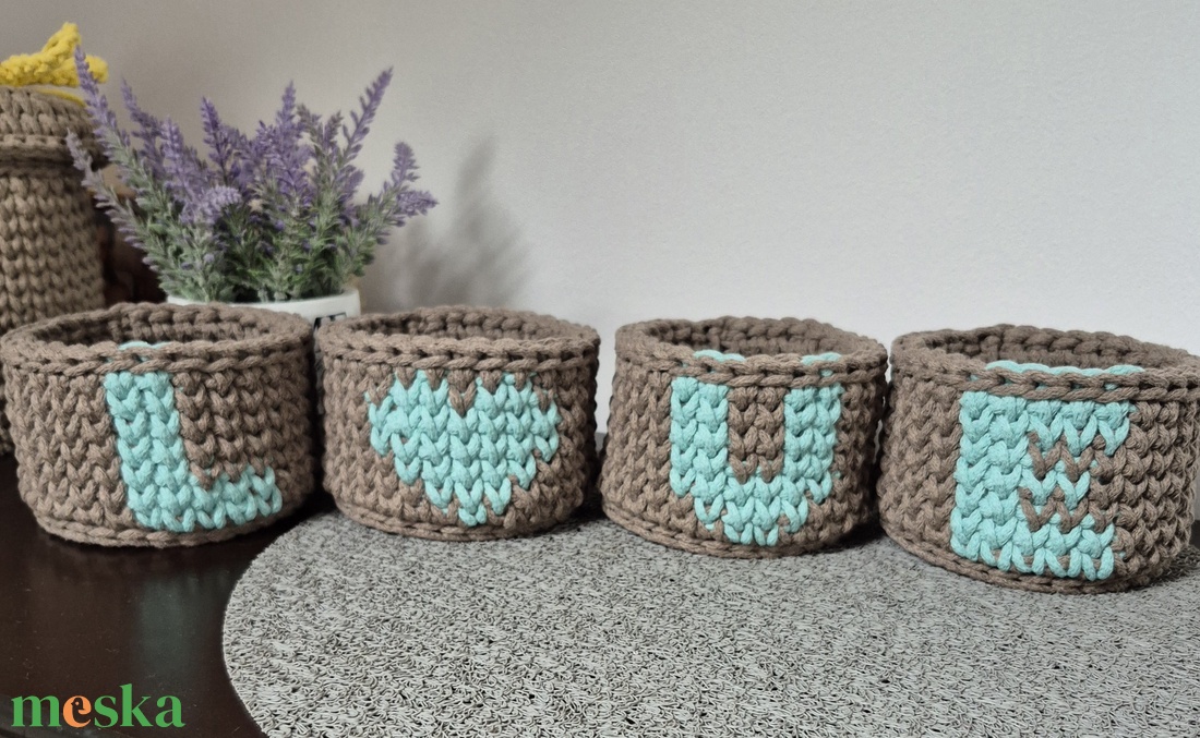 Horgolt feliratos tároló - otthon & életmód - tárolás & rendszerezés - tárolókosár - Meska.hu