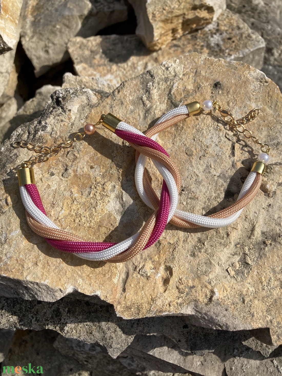 Twist karkötő fehér, púder, magenta - ékszer - karkötő - fonott karkötő - Meska.hu Twist karkötő fehér, púder, magenta - ékszer - karkötő - fonott karkötő - Meska.hu